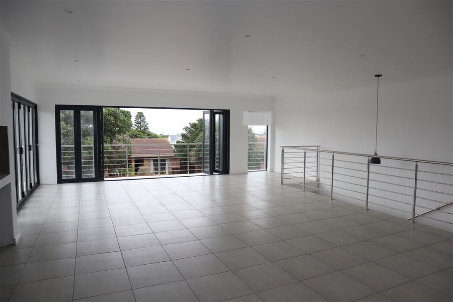 5 Bedroom Property for Sale in Wavecrest Eastern Cape